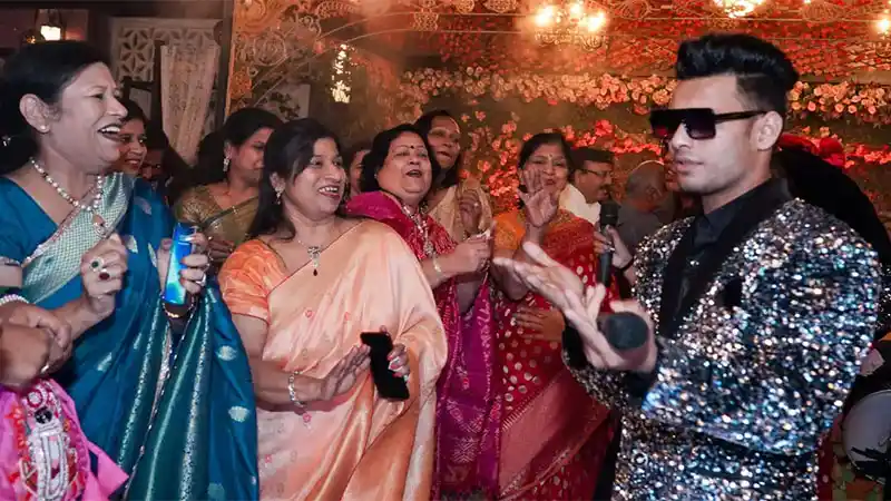 Who is the Best DJ-based band in Delhi For wedding Mashupminatis Lead Performer Tushar Negi On Dance Floor